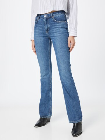 Gina Tricot Flared Jeans in Blue: front