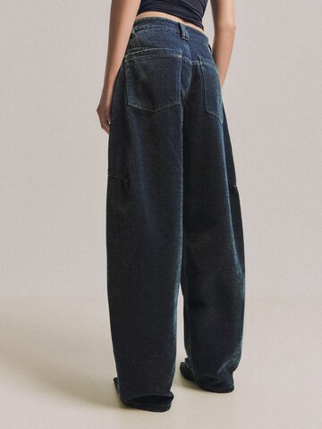 Bershka Barrel Jeans i blå