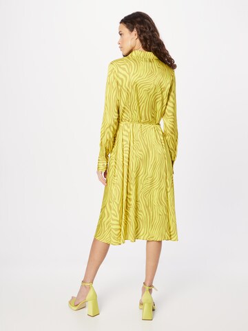 DELICATELOVE - Vestidos camiseiros 'AMIRA' em amarelo