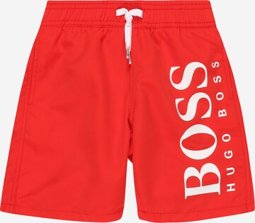 BOSS Kidswear - Bermudas en rojo: frente