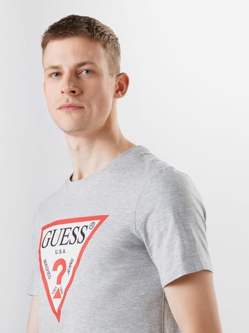 GUESS T-Shirt in Grau