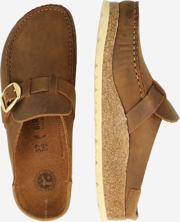 BIRKENSTOCK - Sapato aberto 'Buckley' em castanho