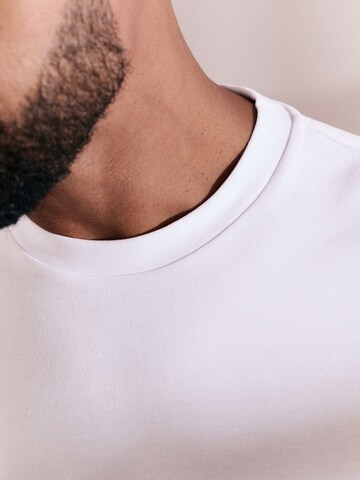Tricou de la Next pe alb