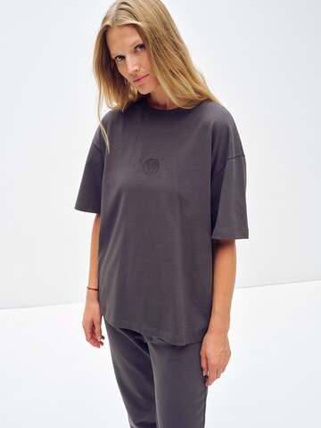 T-shirt 'Jenna' ABOUT YOU x Toni Garrn en gris : devant