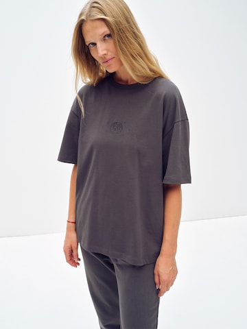 Tricou 'Jenna' de la ABOUT YOU x Toni Garrn pe gri: față