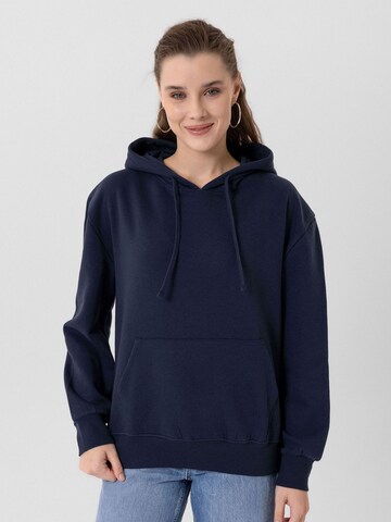 Jacey Quinn Sweatshirt in Blau: Vorderseite