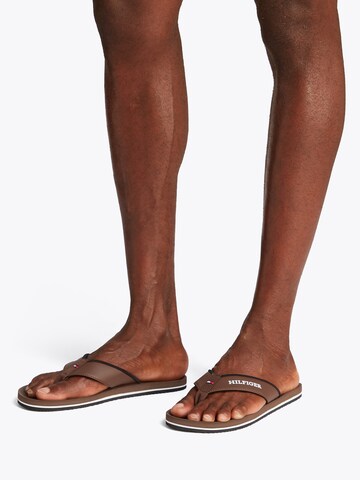 TOMMY HILFIGER Teenslippers in Bruin