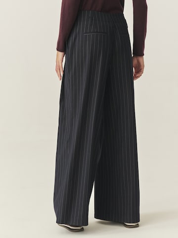 Wide leg Pantaloni con pieghe 'New York' di TATUUM in blu