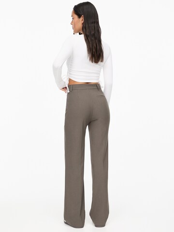 Wide leg Pantaloni con piega frontale di Pull&Bear in marrone