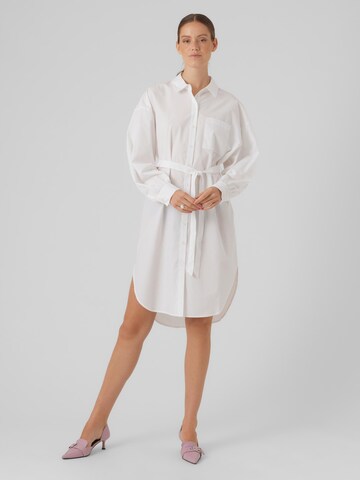 Robe-chemise 'Bea' VERO MODA en blanc