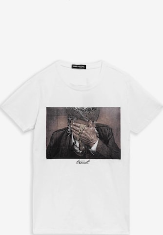 OVER STREET - Camisa 'Camiseta blanca old man prayer beads slim fit tee' em branco: frente