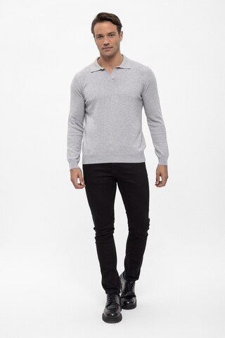 Felix Hardy Sweater in Grey