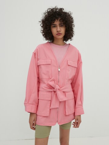 Veste mi-saison 'Nayeli' EDITED en rose : devant