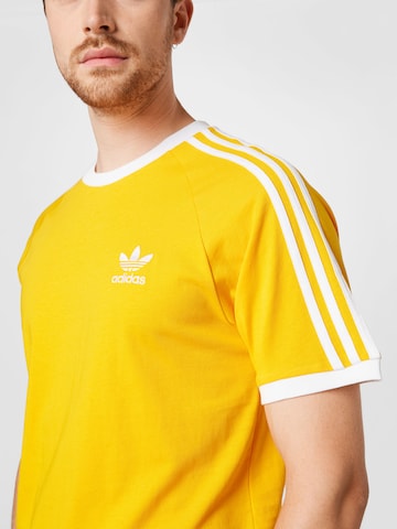 ADIDAS ORIGINALS Koszulka 'Adicolor Classics 3-Stripes' w kolorze żółty