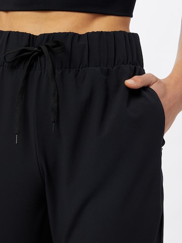 Effilé Pantalon de sport 'Austberg' Athlecia en noir