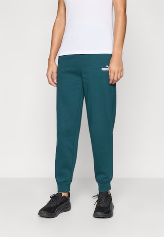 PUMA Конический (Tapered) Спортивные штаны 'ESS No. 1' в Зеленый: спереди
