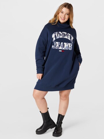 Rochie de la Tommy Jeans Curve pe albastru: față