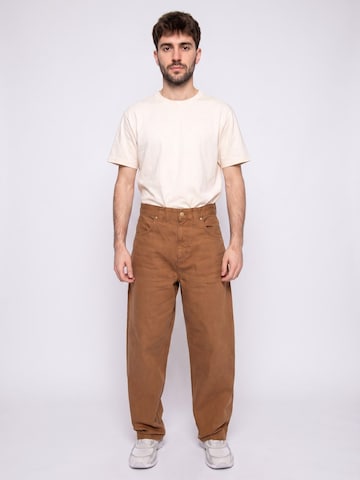 Carhartt WIP Baggy Jeans 'Brandon' in Bruin: voorkant
