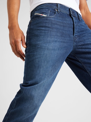 DIESEL Regular Jeans '2023 D-FINITIVE' in Blauw