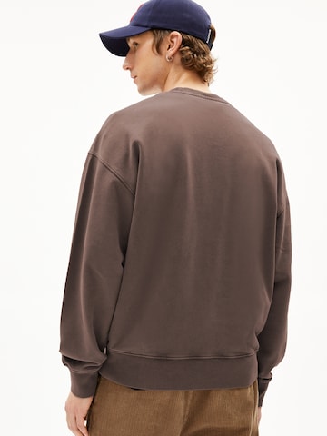 ARMEDANGELS Sweatshirt in Bruin
