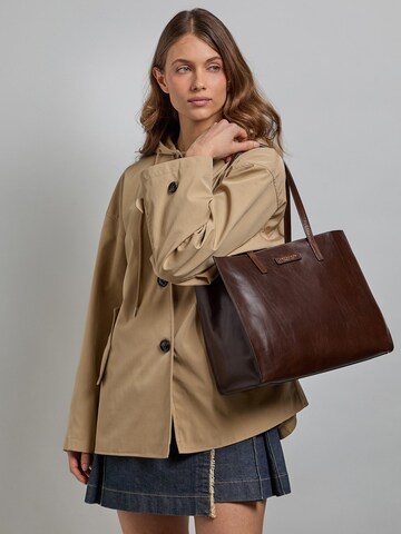 The Bridge Shopper‌‌‌‌‌‌‌‌ in Braun