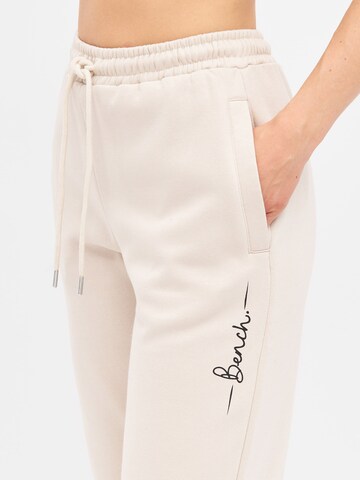 Tapered Pantaloni 'NOMI' de la BENCH pe alb