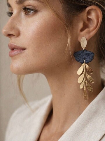 Cercei 'Cercei Handmade CASSIA – Argilă Polimerică cu Finisaj AUR 14K PVD' de la Duestelle Italia pe negru