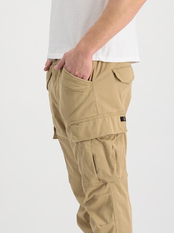 ALPHA INDUSTRIES Tapered Cargobroek 'Airman' in Beige