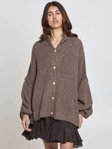Lilavie Strickjacke ' Lolaa Oversize One Size ' in Braun: Vorderseite