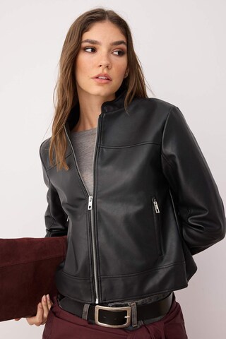 Trendyol Jacke in Schwarz: Vorderseite
