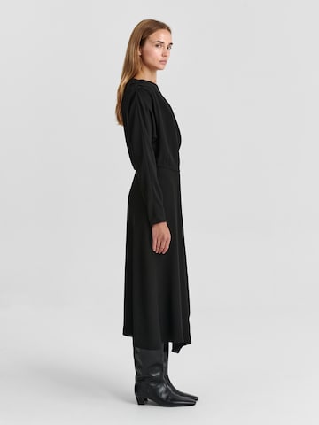 Rochie de la TATUUM pe negru