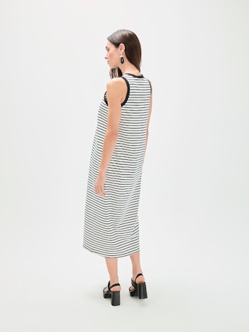 Rochie de la Lola Casademunt pe alb