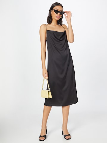 Rochie de cocktail de la Monki pe negru