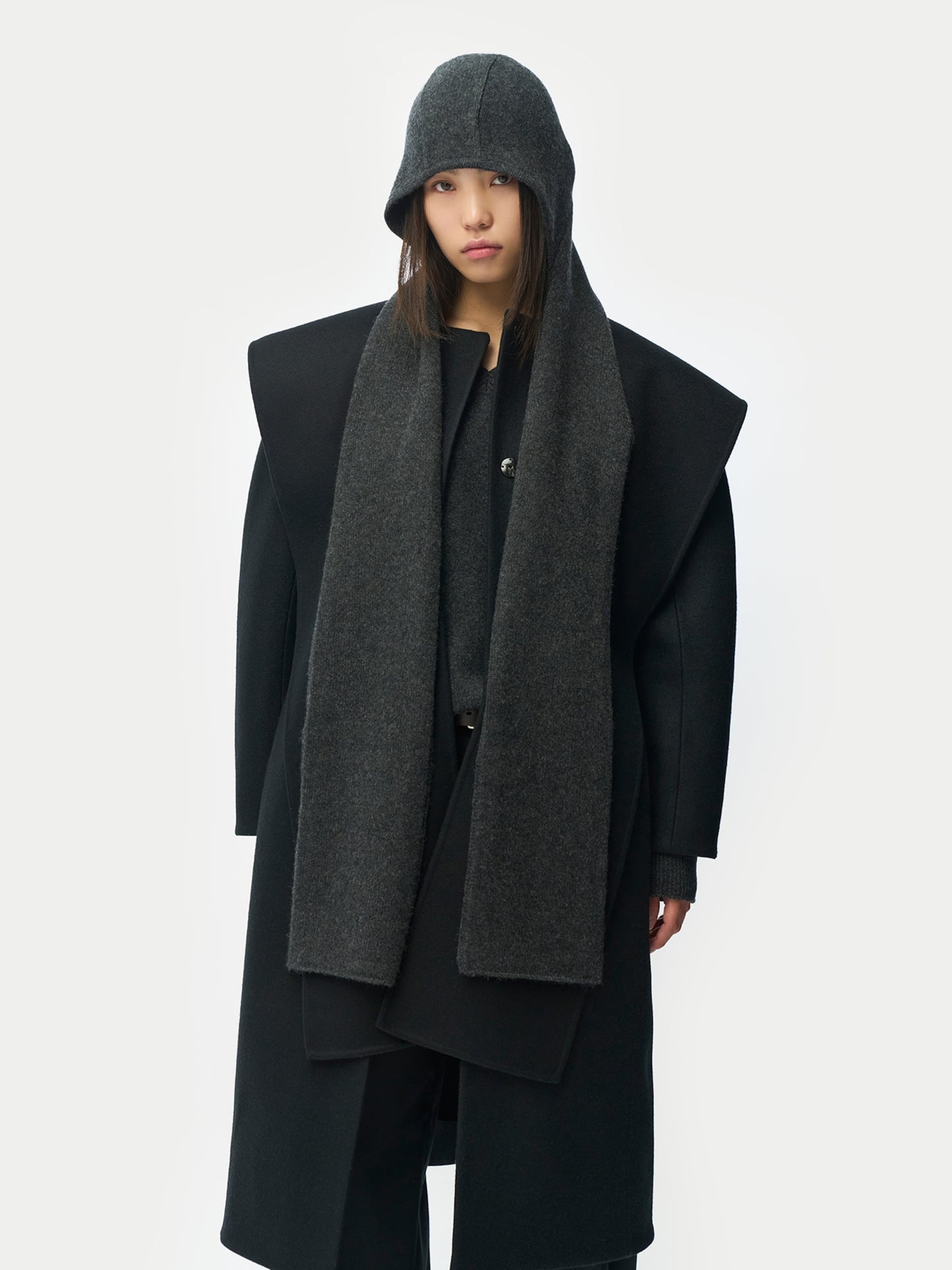 GOBI Cashmere - Chal 'Cashmere Hooded Wrap' en negro: frente
