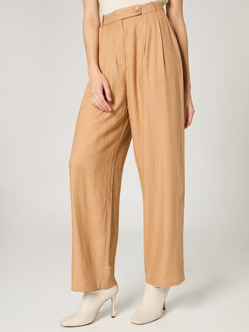 Guido Maria Kretschmer Collection Pleat-Front Pants 'Rosie' in Beige: front