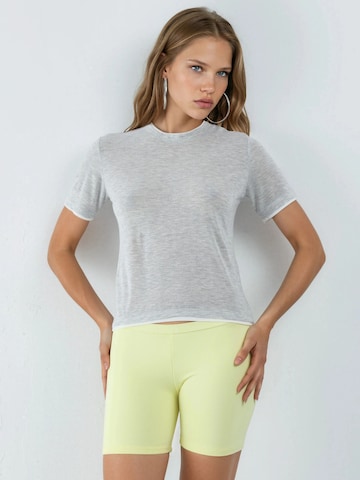 Qu Style - Camisa em cinzento: frente