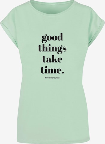 Merchcode T-Shirt 'Good Things Take Time' in Grün: predná strana