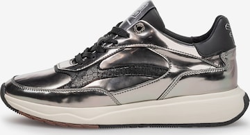 Baskets basses 'Suvi 02' Floris van Bommel en argent : devant