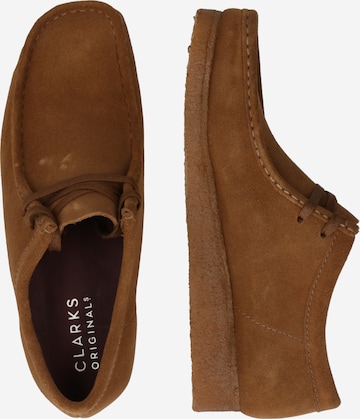 Clarks Originals Mokassin 'Wallabee' in Braun