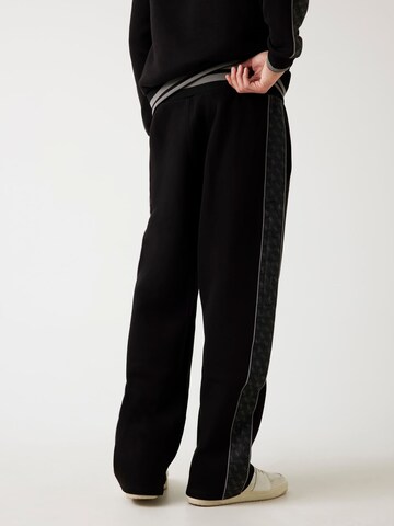 GUESS Tapered Hose in Schwarz