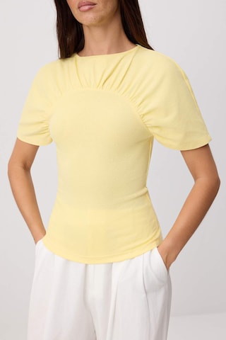Tricou de la Trendyol pe galben