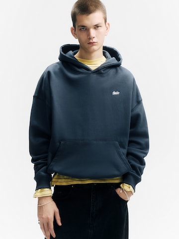 Pull&Bear Sweatshirt in Blue: front