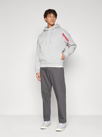 ALPHA INDUSTRIES - Loosefit Pantalón chino en gris