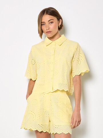 Apricot Scalloped Broderie Cropped Shirt ' ' in Gelb: Vorderseite