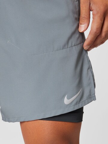 NIKE Regular Sportshorts in Grau