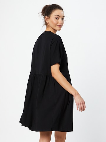 Noisy may Dress 'Kerry' in Black