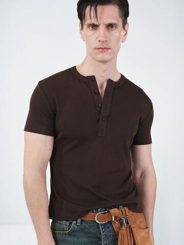 T-Shirt Giesto en marron : devant
