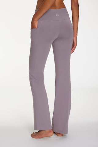 LASCANA ACTIVE Loosefit Sporthose in Lila