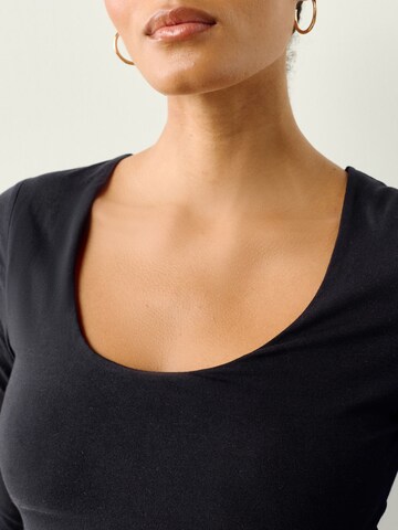 Next Тениска в черно