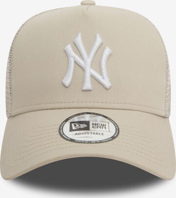 NEW ERA Lippalakki 'LEAGUE ESS TRUCKER NEYYAN' värissä beige